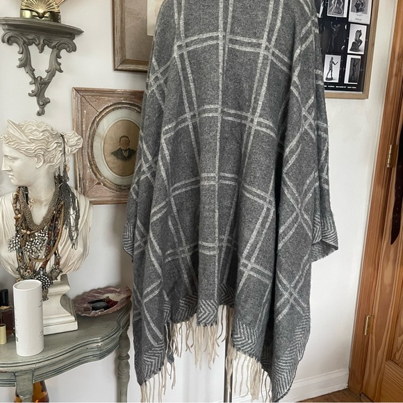 Super soft plaid fringe shawl coverup wrap scarf - Picture 4 of 5